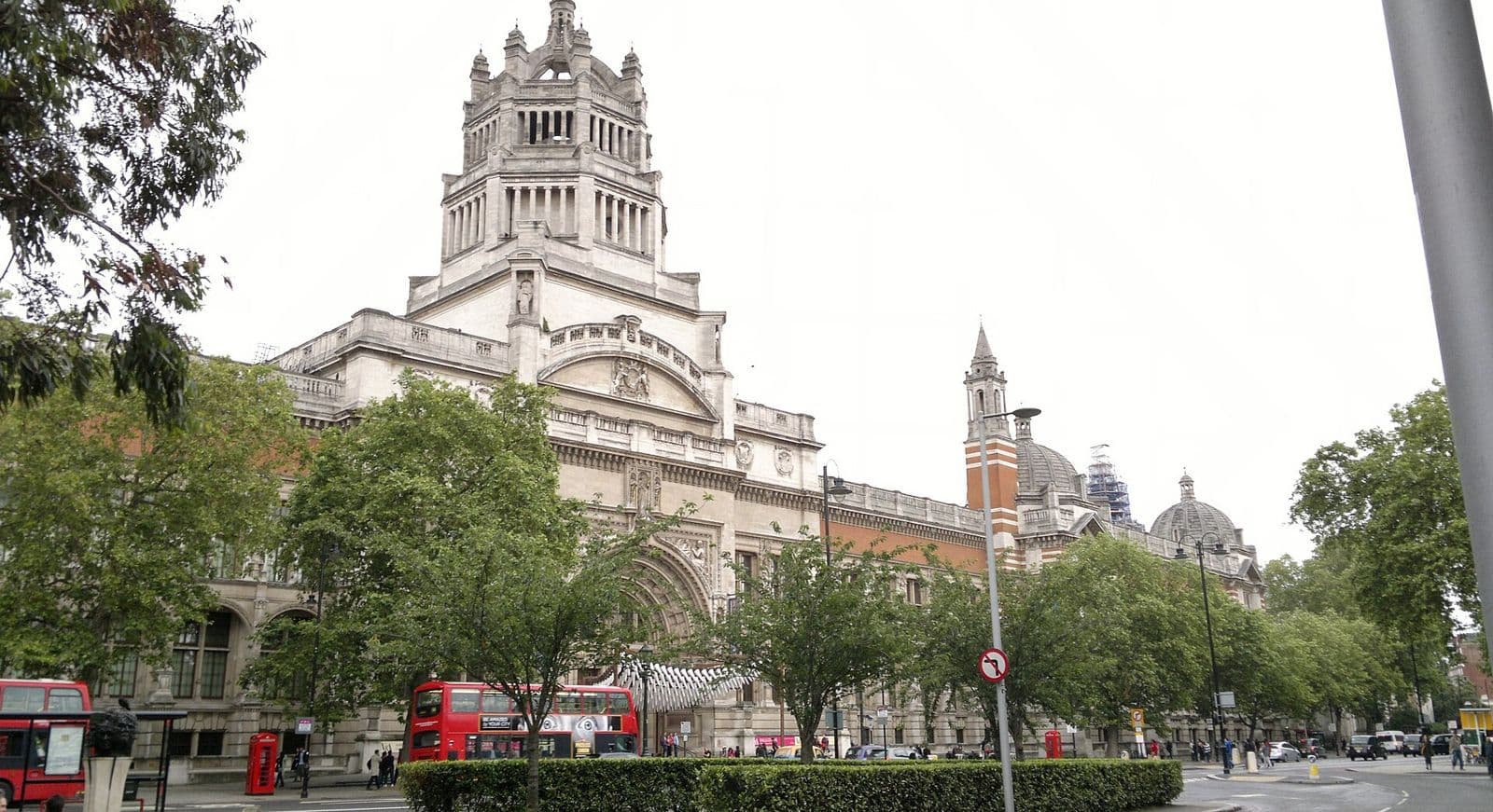 The Victoria and Albert Museum, South Kensington, near The Rembrandt