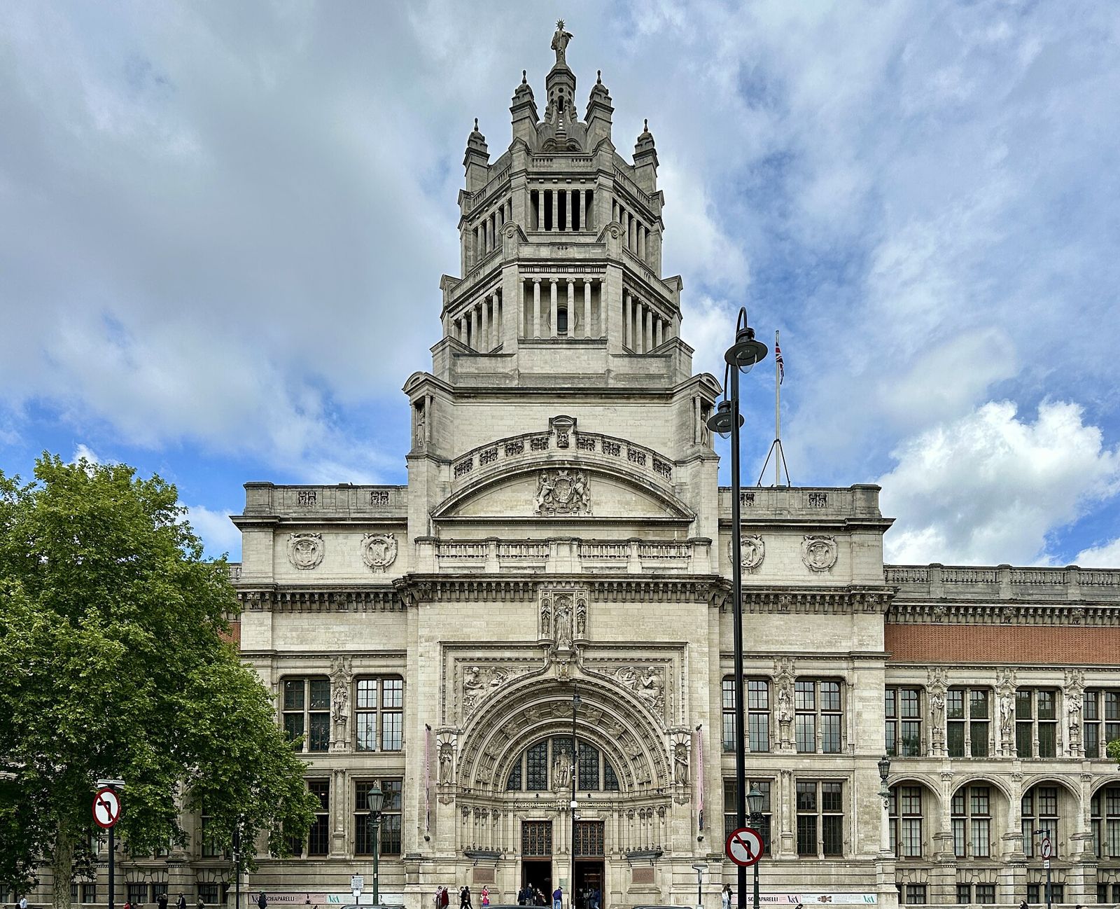 The Victoria and Albert Museum, near The Rembrandt